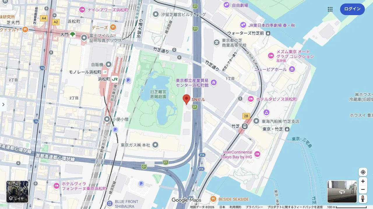 SNビルの位置を示す地図（旧芝離宮恩賜庭園の東側、JR浜松町駅と竹芝駅の間）。Google マップで開きます