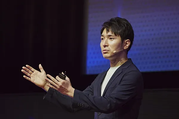 講演する代表取締役 西山 健人