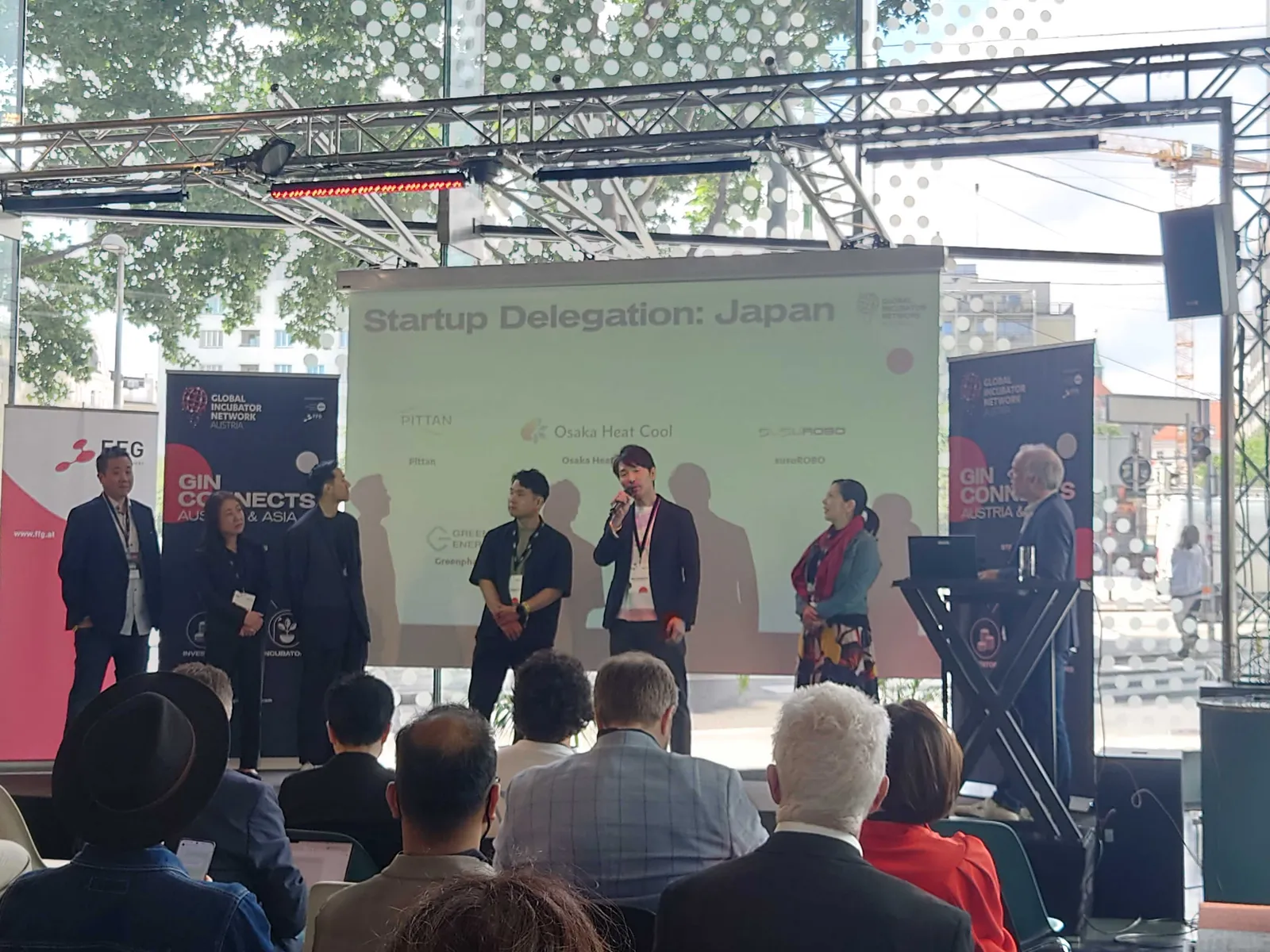 ウィーンの屋外ステージで登壇する西山健人CEO