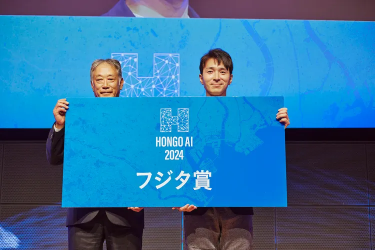 「フジタ賞」のボードを持つ西山健人CEOと授与者