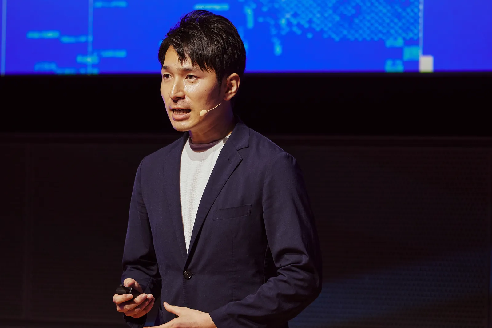 ピッチで登壇する西山健人CEO